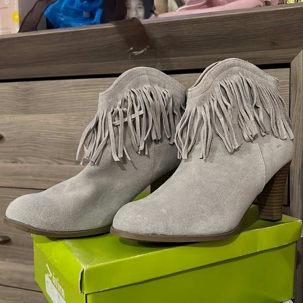 Low cut boots